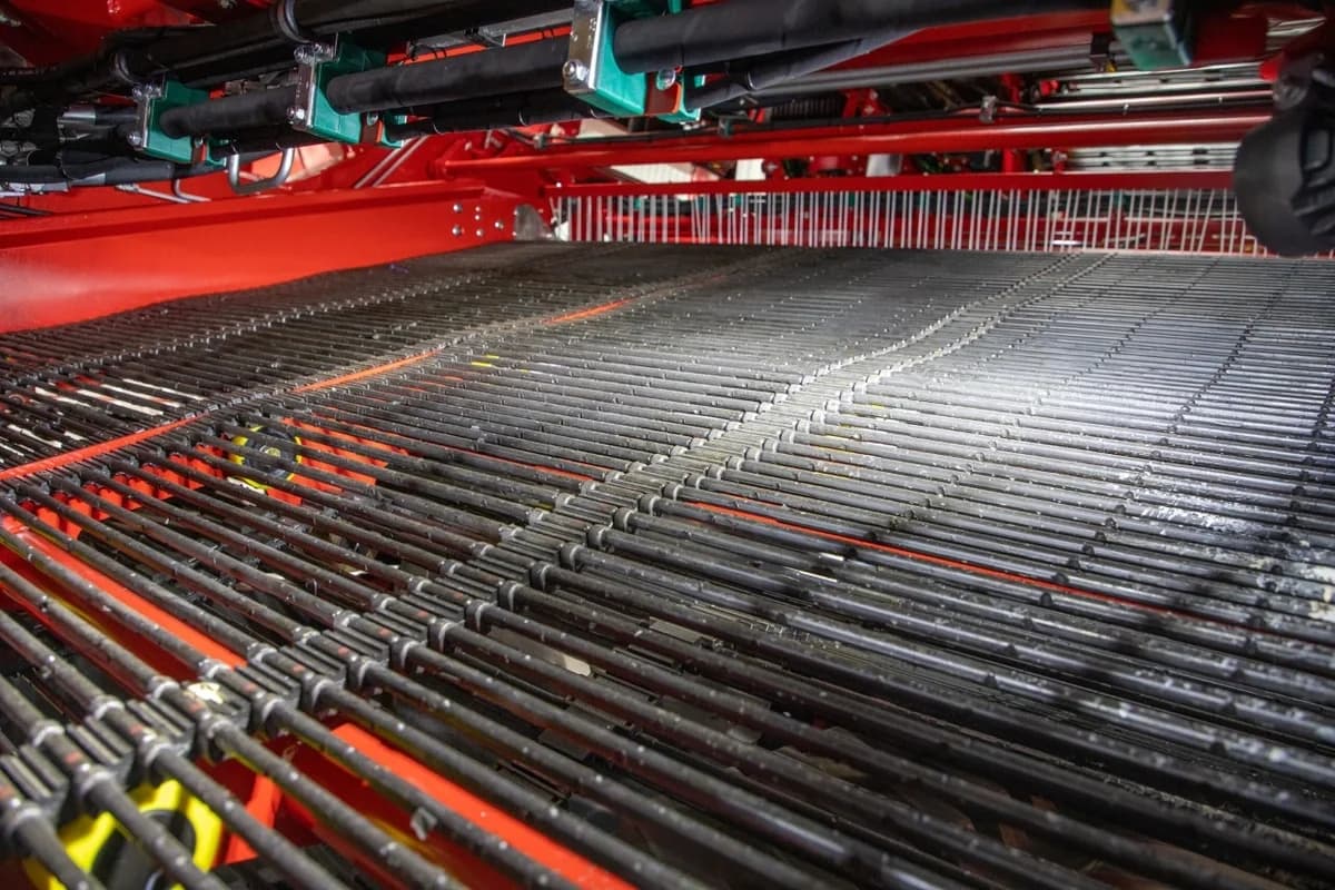 Separating webs in a four-row self-propelled harvester.