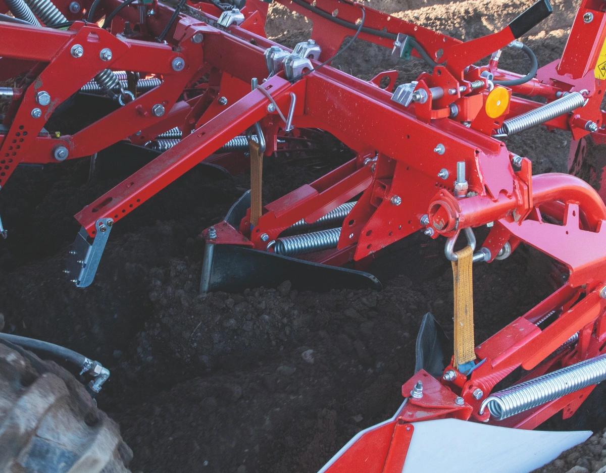 Deflector plate in the soil