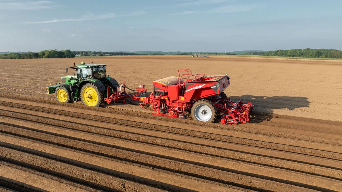 Foto: La PRIOS 440 en la variante para bancales se puede usar tanto en bancales separados como en bancales prearados. (©GRIMME)