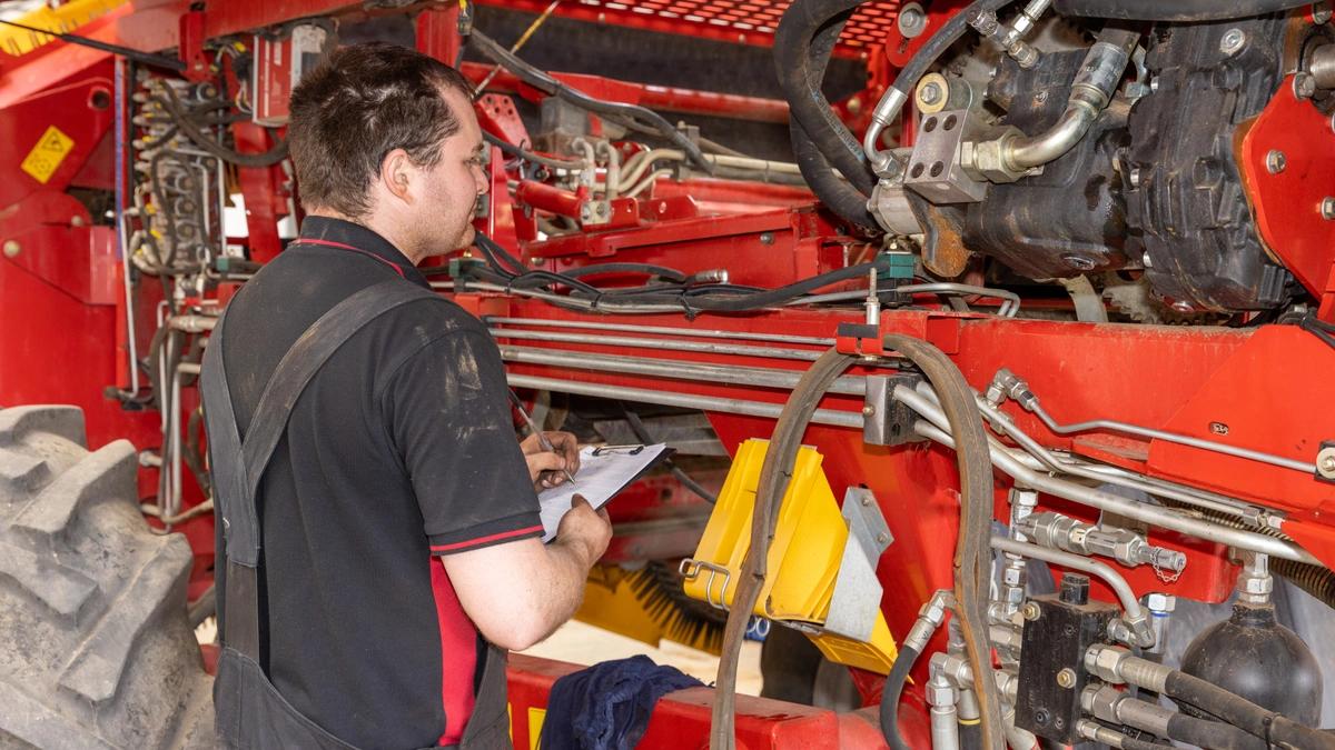 Servicemonteur führt GRIMME Wintercheck durch