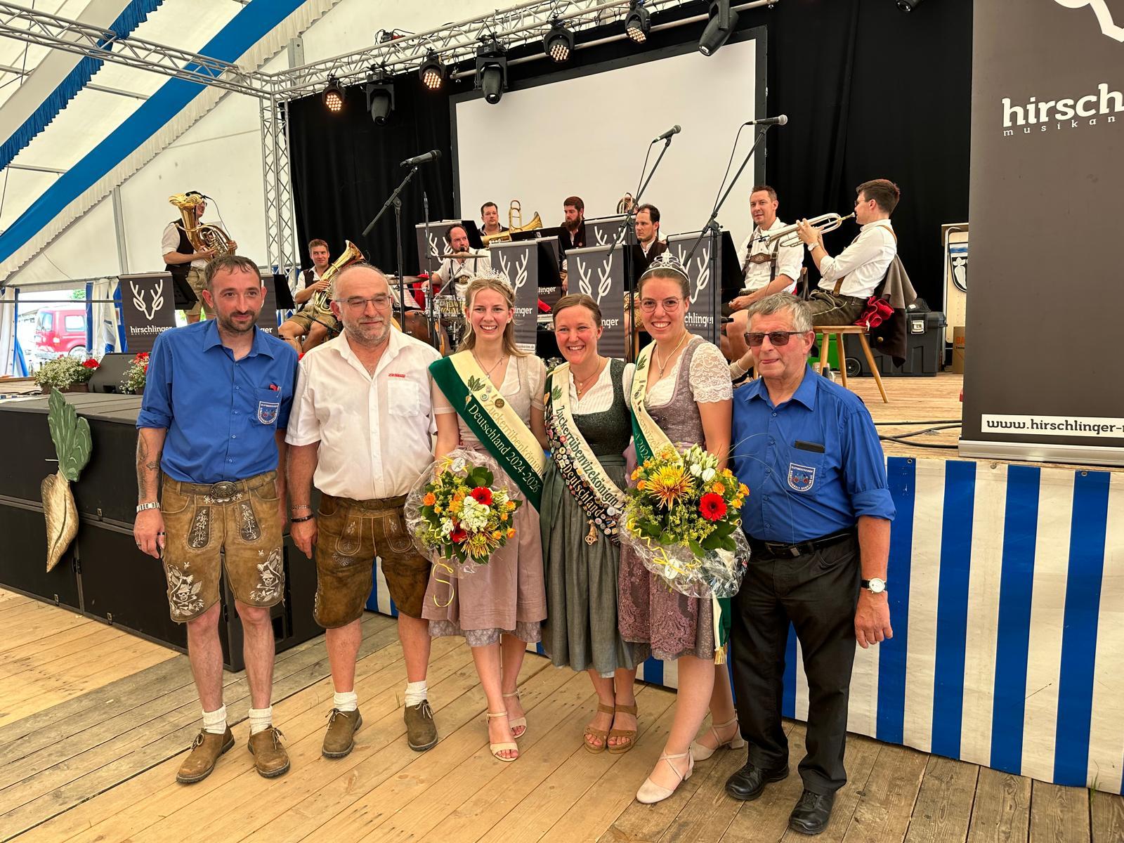 Hier ist die 15. Deutsche Zuckerrübenkönigin Ingrid Stigler aus Oberaichgarten und Zuckerrübenvizekönigin Laura Karl aus Hausen zu sehen. Zusammen mit Walter Kirschner von der Firma Landmaschinenfabrik GRIMME.