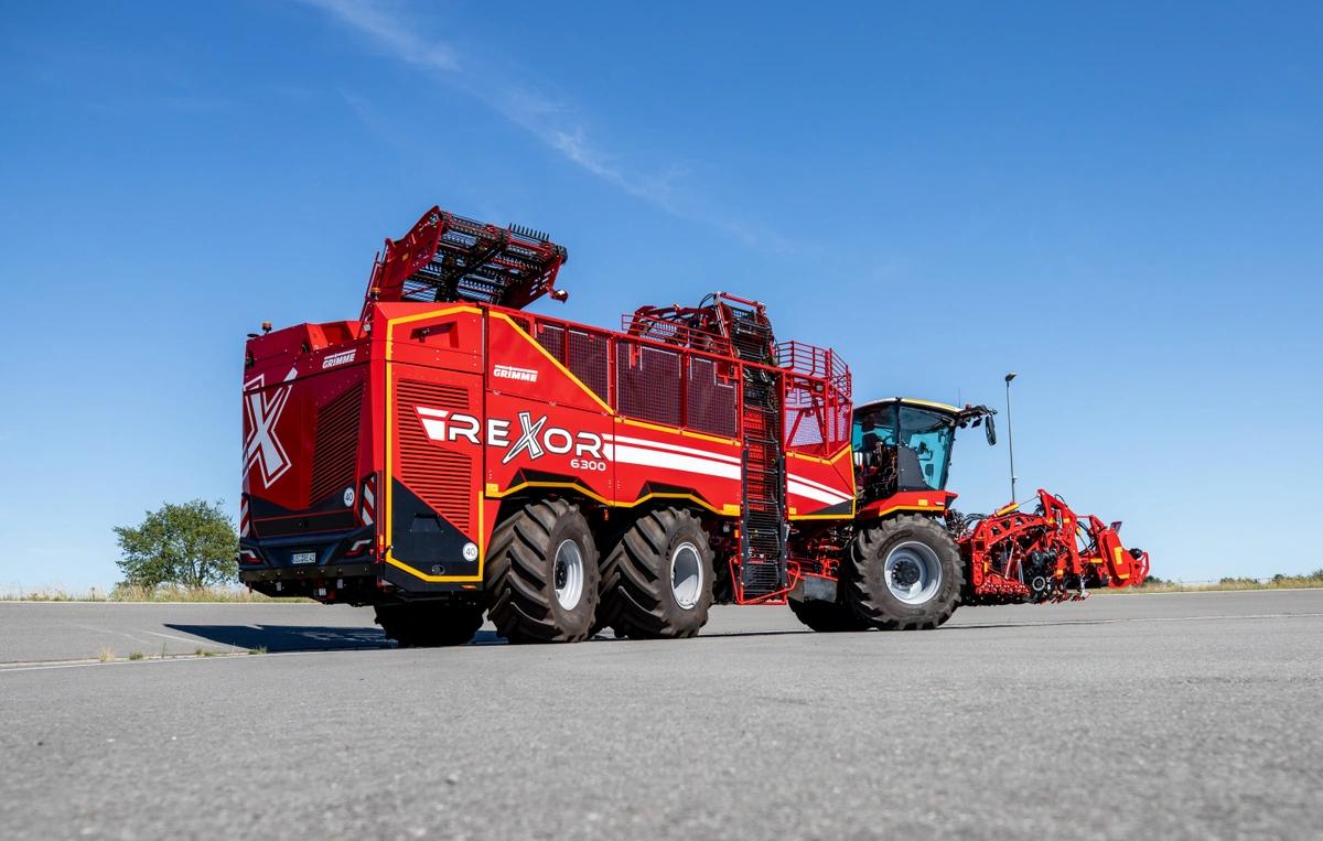 Foto: De nieuwe REXOR 6300 kan worden geconfigureerd met zowel rooiwielen als rooischaren. (©GRIMME)