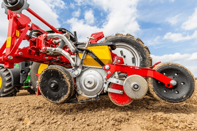 Foto: La nueva MATRIX se puede configurar como variante de siembra en mulch (como en la figura) o como variante de siembra normal. (©GRIMME)