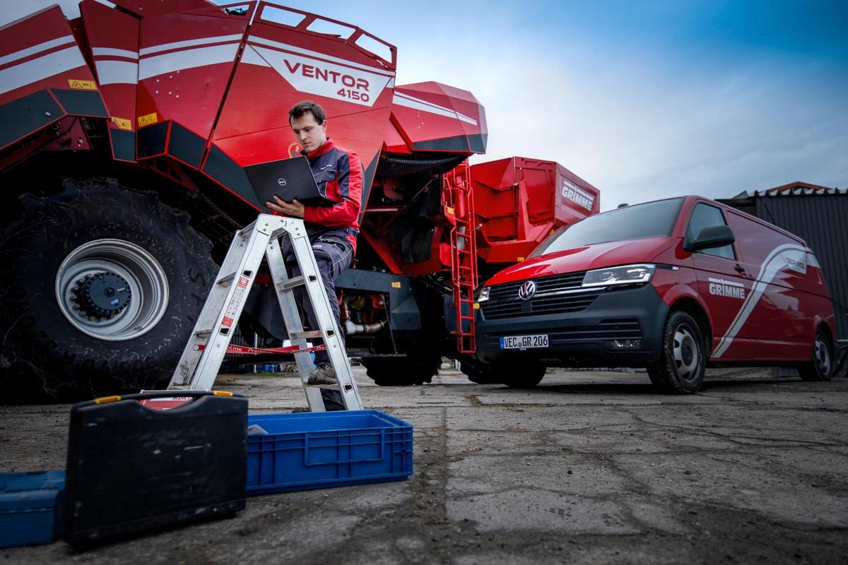 Technik serwisowy GRIMME przy maszynie