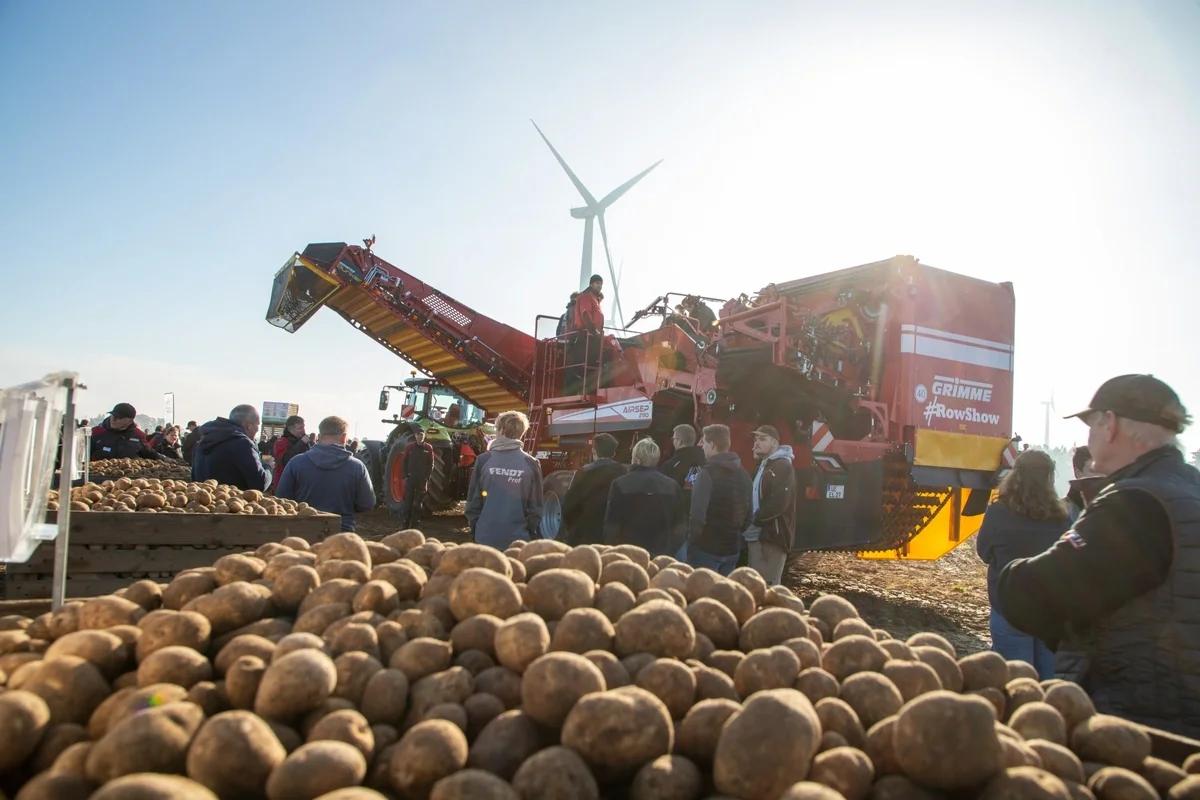 zum 28. traditionellen Heide-Feldtag mit Live-Vorführung der GRIMME Erntetechnik