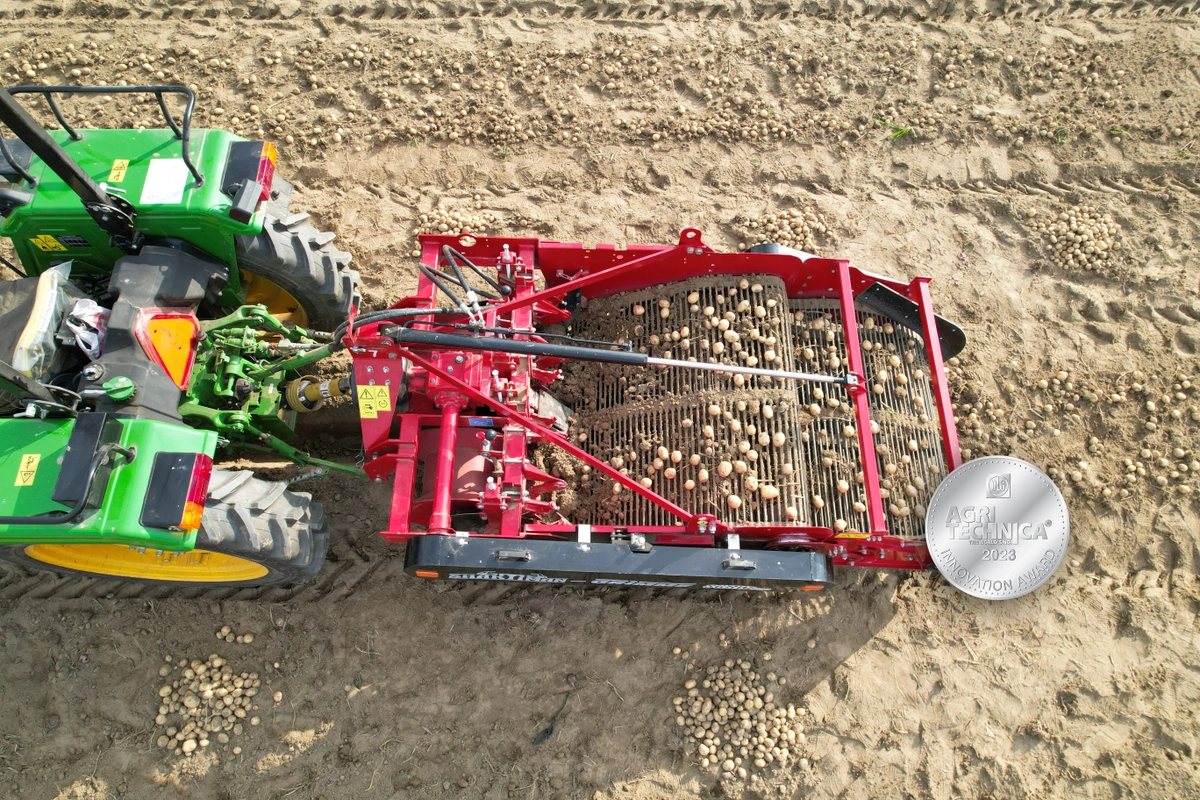 „SmartFold“: The patent-pending folding mechansim for mounted windrowers